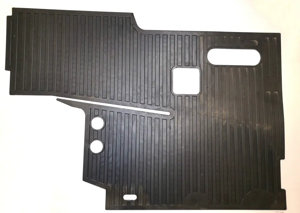 R-H floor mat